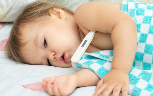 Leia mais sobre o artigo Como cuidar da febre nas crianças pequenas e quais os sinais de alerta