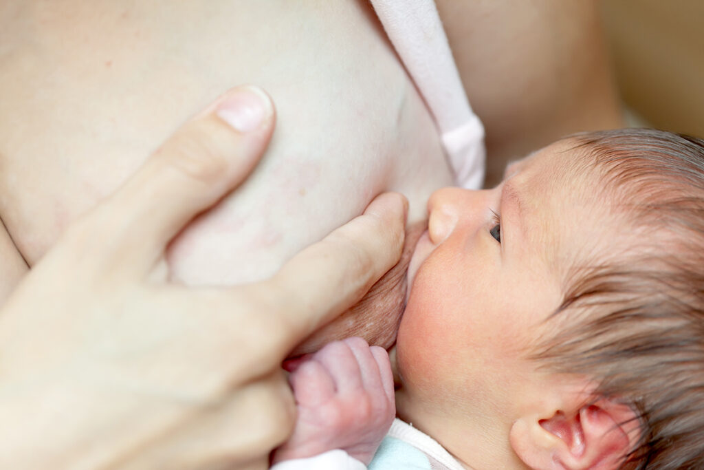 Você está visualizando atualmente A importância do contato mamãe e bebê no pós-parto