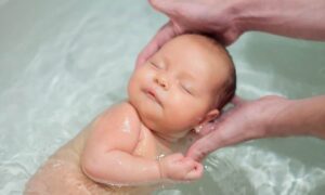 Leia mais sobre o artigo Hora do banho: como deixar o bebê mais calmo e relaxado